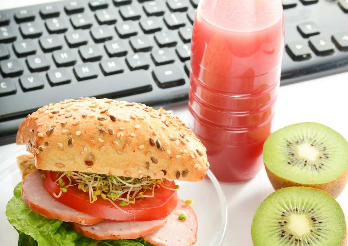 ארוחות ביניים קלילות ובריאות לשעות העבודה